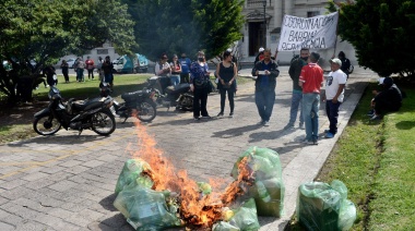 Una organización barrial que protestaba en la Municipalidad de La Plata fue denunciada penalmente