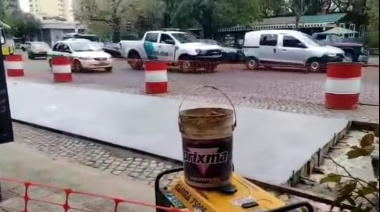 Una ONG cuestionó el fallo judicial que autorizó al Municipio a retomar la pavimentación sobre los adoquines de las plazas Italia y Rocha