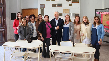 Alak encabezó la entrega de nuevo mobiliario escolar a dos escuelas de La Plata