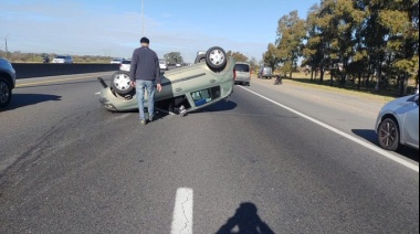 Un automovilista tuvo un accidente en la Autopista Buenos Aires La Plata y el vehículo se dio vuelta