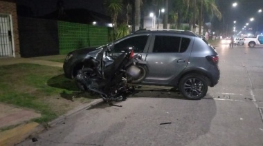 Un joven de 18 años murió en La Plata al chocar su moto contra un auto
