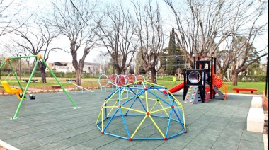 Inauguraron un nuevo patio de juegos en la Plaza Nuestra Señora del Carmen de Tolosa