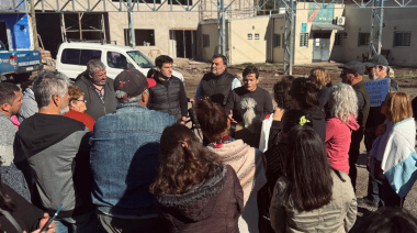 Dirigentes de la UCR participaron de una manifestación de vecinos de El Peligro para reclamar "mejoras en el servicio de salud"