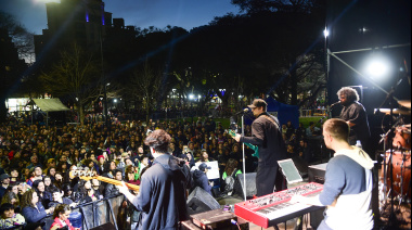 Dante Spinetta hizo vibrar a una multitud en la Plaza Rocha de La Plata