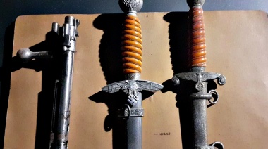 Durante un allanamiento a un comerciante de La Plata encontraron 7 armas de guerra y todo tipo de simbología nazi