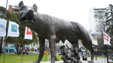 El Municipio y la comunidad italiana presentaron la Loba Capitolina en Plaza Italia