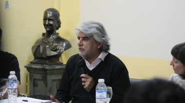 El ministro de Trabajo bonaerense adelantó que se les descontará el día a los docentes que paren este martes