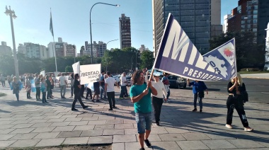 Con la consigna #5NTodosALasCalles el partido de Milei reclamó elecciones limpias: en La Plata se reunieron en Plaza Moreno