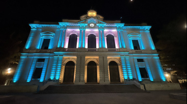 Iluminaron la fachada de la Casa Matriz del Banco Provincia en La Plata