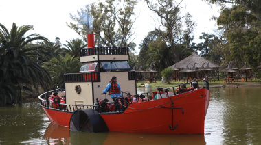 El barco y el tren de la República de los Niños atraen a una multitud en vacaciones de invierno