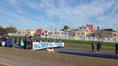 Manifestantes cortan el tránsito en la Autopista Buenos Aires La Plata
