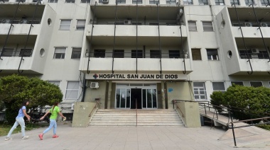 Un joven estalló y rompió una puerta en el Hospital San Juan de Dios porque no quería esperar para ser atendido