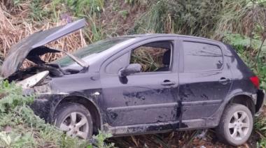 En el distribuidor de ingreso a La Plata un auto despistó y terminó destrozado en un zanjón
