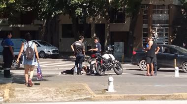Una persona resultó herida tras un choque entre un auto y una moto en La Plata
