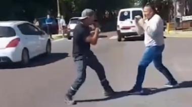 Una esquina del centro de La Plata fue un ring de boxeo: pelea "mano a mano" entre un barra de Estudiantes y otro de Gimnasia