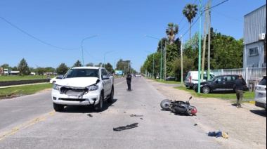 Falleció un hombre en Ensenada luego de chocar su moto contra una camioneta