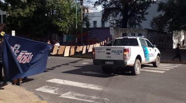 Alumnos de la Secundaria N°8 de La Plata reclamaron por la falta de gas