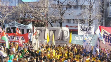 Docentes, no docentes y estudiantes de La Plata marcharon contra el veto a la ley de financiamiento universitario