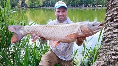 Increíble: un platense pescó un pez gigante en el Lago del Bosque