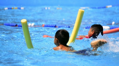 Comenzaron los cursos en la República de los Niños para que niños y adolescentes aprendan a nadar