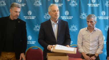 Alak encabezó la apertura de sobres para las obras de renovación en los centros comerciales de calle 8 y 12 de La Plata
