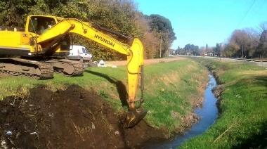 Realizan operativos de limpieza en más de 6 mil metros de canales, arroyos y zanjas en diferentes distritos de la Provincia