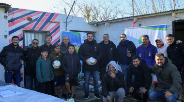 Telekino y Lotería donaron pelotas y alimentos para el Club Social y Deportivo Barrio UPCN