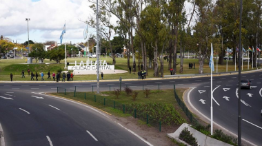 Organizaciones sociales realizan una olla popular en la rotonda de la Autopista Buenos Aires La Plata contra el DNU de Milei