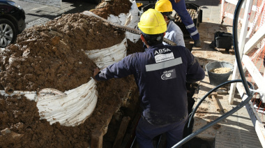 City Bell: servicio de agua afectado tras intento de conexión clandestina a la red cloacal
