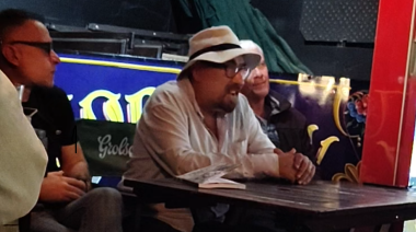 El periodista Hipólito "Pico" Sanzone presentó su libro “Besarle el culo al perro y otros asuntos raros"