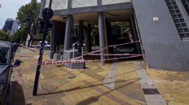 En pleno centro de La Plata cayó un pedazo de balcón, y no hubo heridos de milagro