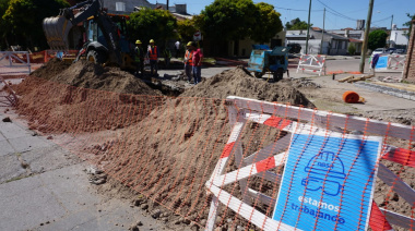 Realizan trabajos de reparación sobre la red de agua en una zona de Los Hornos