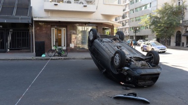 Un choque violento en pleno centro de La Plata terminó con un auto volcado