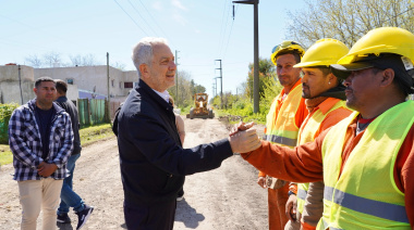 Alak recorrió el inicio de las obras de mejorado de calles con trabajos hidráulicos en Melchor Romero