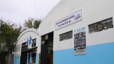 Reabrieron la fábrica de equipamiento escolar que produce mesas y sillas para los colegios bonaerenses