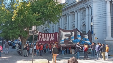 Agrupaciones estudiantiles marcharon al Rectorado para reclamar por la implementación del boleto estudiantil