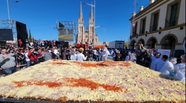 El sueño de los pizzeros de Luján se hizo realidad y cocinaron la milanesa a la napolitana más grande de la historia, de casi una tonelada