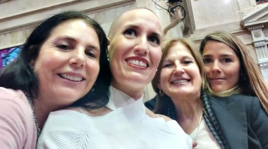 Una diputada fue a trabajar al Congreso pese a enfrentar un duro tratamiento por el cáncer y recibió elogios por su entereza