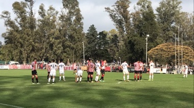 Video: un grupo de jugadores de la reserva de Gimnasia se peleó con hinchas de Estudiantes luego de un partido