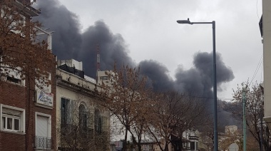 Video: un incendio de grandes dimensiones afecta a dos fábricas de Dock Sud