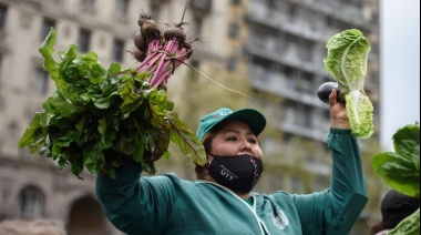Organizaciones sociales hicieron un "verdurazo" en pleno centro de La Plata con la consigna "Con la comida no se jode"