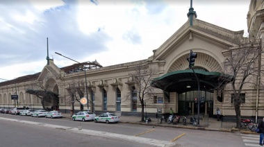 Prendieron fuego a un hombre que dormía frente a la estación de trenes de La Plata y ahora lucha por su vida