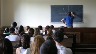 Los docentes universitarios acordaron adelantar los tramos de aumento salarial para llegar a un 60,8 % de incremento en diciembre
