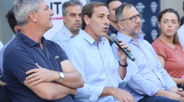 Este lunes Julio Garro festejó su amplia victoria electoral acompañado por todos los candidatos platenses de Juntos