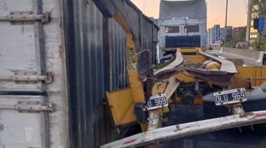 Un camión perdió el control y chocó contra la barrera de contención de Autopista 25 de Mayo y Autopista Buenos Aires La Plata