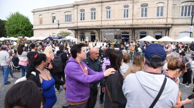 Miles de vecinos disfrutaron la 15° Edición de la Fiesta del Alcaucil en el playón de la Estación Provincial de La Plata