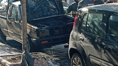 Un hombre bajó de su auto en el centro de La Plata y el coche se prendió fuego hasta "cabecear" y chocar a otro vehículo