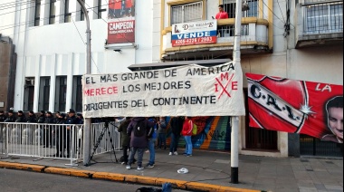 Una multitud de hinchas de Independiente se autoconvocó para reclamarle elecciones a Hugo Moyano y hubo graves disturbios