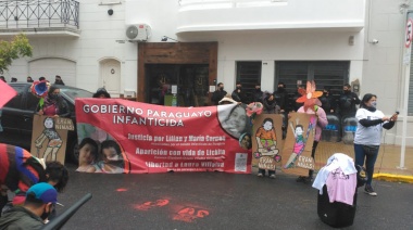 A un año del crimen de dos niñas argentinas en Paraguay, organizaciones y familiares marcharon al Consulado de ese país en La Plata