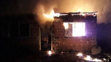 Vecinos de Villa Elvira decidieron hacer "justicia por mano propia" y prendieron fuego la casa de supuestos ladrones